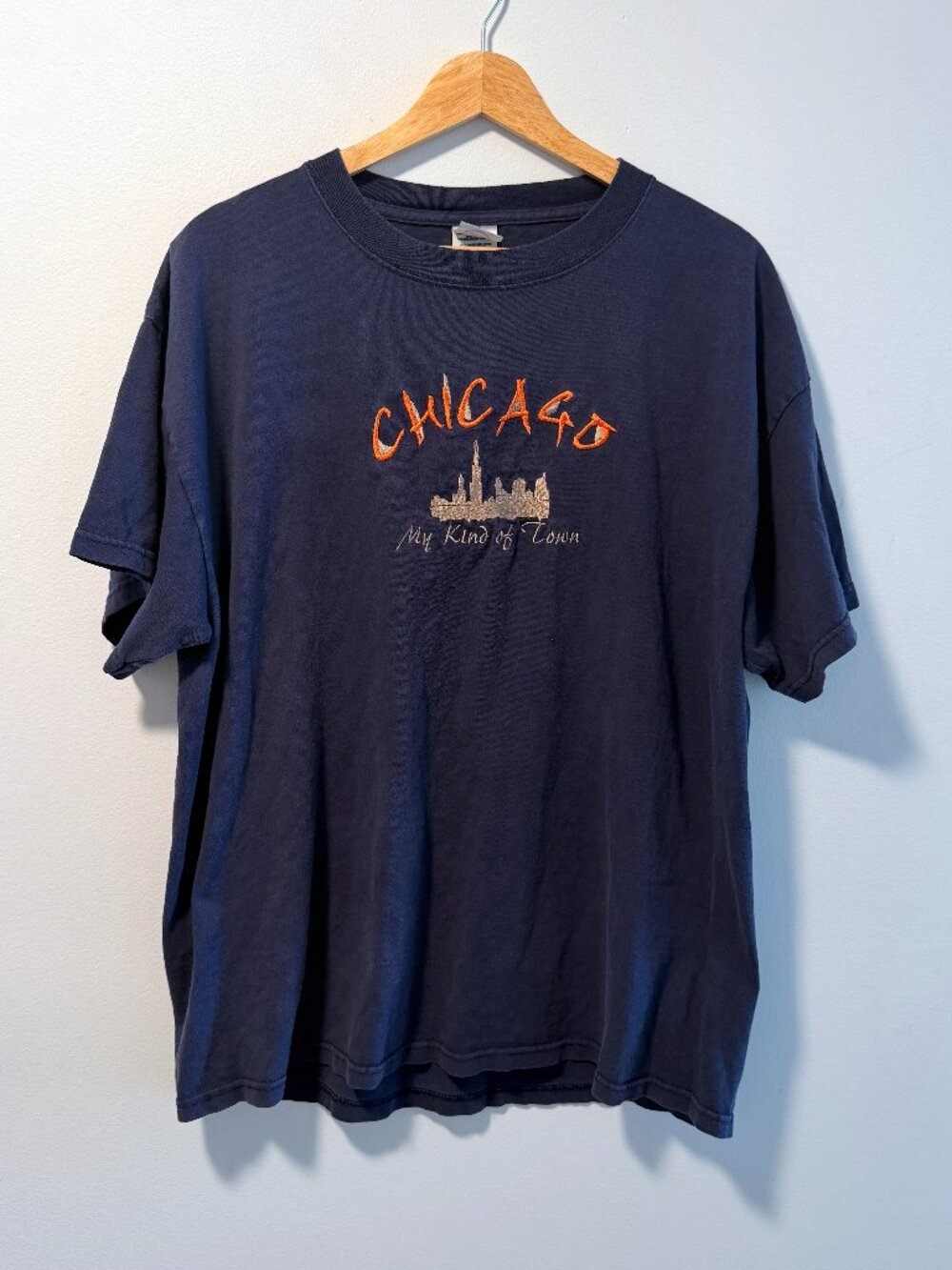 Delta T Shirt Chicago Skyline Embroidered Dark Navy Blue Mens Size Large Vintage